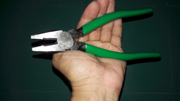 ขายคีมปากจิ้งจกTONE MADE IN JAPAN.ใหม่เก่าเก็บ