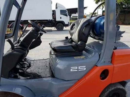 โฟล์คลิฟท์ Toyota  2.5 ตัน รุ่น 8 เสาสูง เครื่องเบนซิน+แก๊ส สวย ใช้งานดี