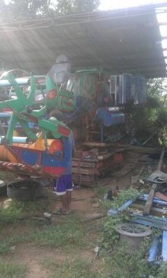 ขายรถเกี่ยวข้าวศักดิ์พัฒนา km48 เครื่องอีซูซุ195 6HE1 ช่วงล่างใหม่ โซ่ ลูเลอร์ อุ้ม2.5ตัน รถกำลังทำงาน