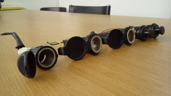 ช่องไฟที่จุดบุหรี่รถยนต์ พร้อมขั้วเสียบ ช่องไฟที่จุดบุหรี่รถยนต์ พร้อมขั้วเสียบ