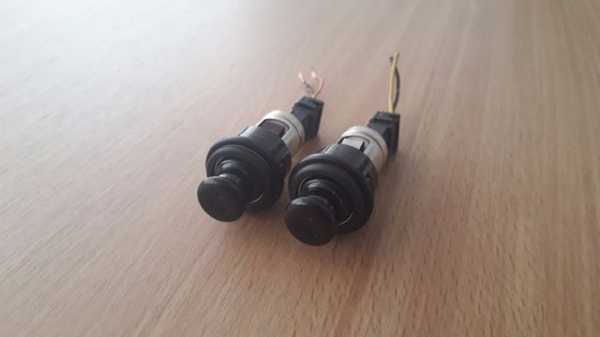 ช่องไฟที่จุดบุหรี่รถยนต์ พร้อมขั้วเสียบ ช่องไฟที่จุดบุหรี่รถยนต์ พร้อมขั้วเสียบ