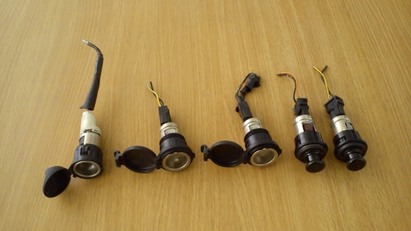 ช่องไฟที่จุดบุหรี่รถยนต์ พร้อมขั้วเสียบ ช่องไฟที่จุดบุหรี่รถยนต์ พร้อมขั้วเสียบ