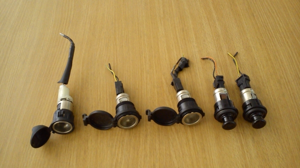 ช่องไฟที่จุดบุหรี่รถยนต์ พร้อมขั้วเสียบ ช่องไฟที่จุดบุหรี่รถยนต์ พร้อมขั้วเสียบ