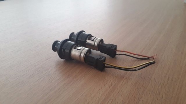 ช่องไฟที่จุดบุหรี่รถยนต์ พร้อมขั้วเสียบ ช่องไฟที่จุดบุหรี่รถยนต์ พร้อมขั้วเสียบ