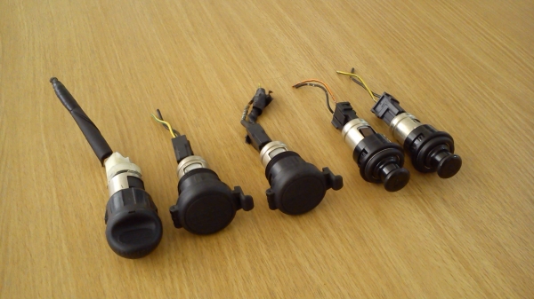 ช่องไฟที่จุดบุหรี่รถยนต์ พร้อมขั้วเสียบ ช่องไฟที่จุดบุหรี่รถยนต์ พร้อมขั้วเสียบ