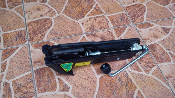 แม่แรง ติดรถ Benz SLK230 ปี1998 แม่แรง ติดรถ Benz SLK230 ปี1998