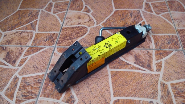 แม่แรง ติดรถ Benz SLK230 ปี1998 แม่แรง ติดรถ Benz SLK230 ปี1998