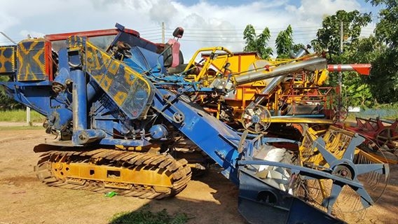 ขายรถเกี่ยวข้าว เกษตรพัฒนาปลดหนี้ เครื่องอีซูซุ210 6HH1 เครื่องบน สภาพกำลังทำงาน ช่วงล่าง10