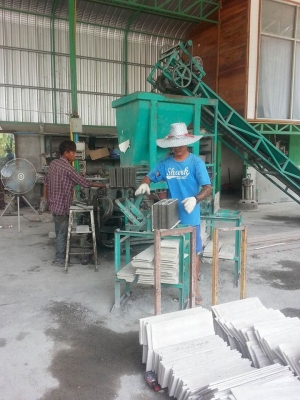 ขายเครื่องอัดอิฐบล็อกระบบไฮโดรลิคออก4ก้อนราคา200000 ลดให้ไปเลยเบื่อคนต่อแล้วไม่เอา