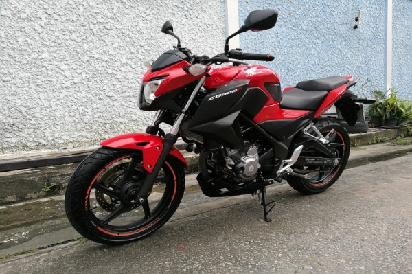 Cb300f 2558 วิ่ง5000โล รถบ้านแท้ เล่มชุดโอนครบ ภาษีพรบถึง60