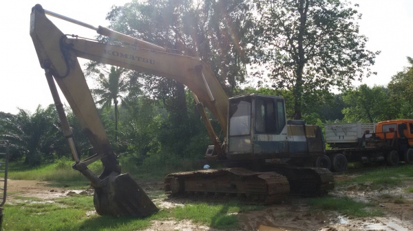 ขายรถแบคโฮ KOMATSU PC200-5 ระบบไฟไม่มี คอลโทรลสั้น ราคา 450000