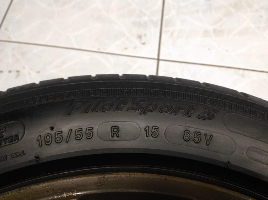 ขายเศษล้อ พร้อมยาง Michelin ps3  195 55 15 ผลิตปี 2011 ยางยังใช้งานได้ ไม่บวม  ล้อพ่นสีน้ำตาลเอง ไม่คด ไม่ดุ้ง ขายถูก 800 NET