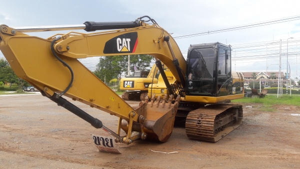 ขาย cat 320 d สเปก ญี่ปุ่น รถสวย พร้อมใช้งาน  ช่วง ล่างเต็มพร้อมใช้งาน เอกสาร เล่ม ทบ.พร้อมโอนทุกตัว มี3ตัวครับ ราคา1,990,000 ต่อลอง ได้ครับไฟแนนซ์ ใครมีเอามาเลย ครับ   โทร 089-7088772