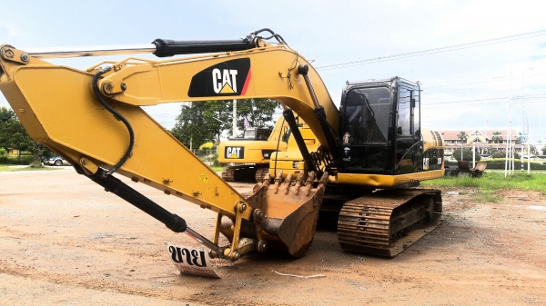 ขาย cat 320 d สเปก ญี่ปุ่น รถสวย พร้อมใช้งาน  ช่วง ล่างเต็มพร้อมใช้งาน เอกสาร เล่ม ทบ.พร้อมโอนทุกตัว มี3ตัวครับ ราคา1,990,000 ต่อลอง ได้ครับไฟแนนซ์ ใครมีเอามาเลย ครับ   โทร 089-7088772