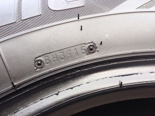 ยาง Bridgstone 195 R 14 ปี 15 ครบชุด 4 เส้น 5000  สภาพสวยๆไม่บวมไม่กินข้าง ดอกยางเหลือเยอะเอาไปวิ่งกันใด้อีกยาวค่ะ