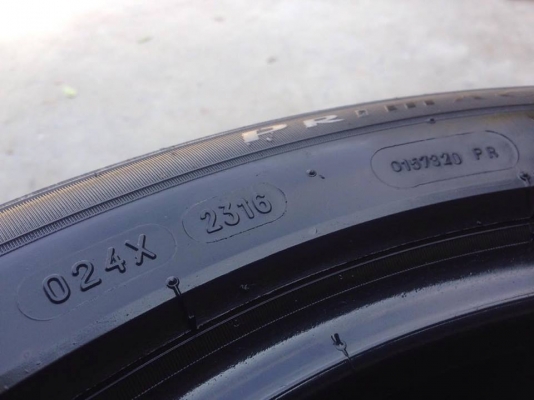 ยาง MICHELIN 225-50-17 ปี 16 ครบชุด 4 เส้น 8000  สภาพสวยๆไม่มีปะไม่บวมไม่กินข้าง ดอกยางเหลือเยอะเอาไปวิ่งกันใด้อีกยาวค่ะ