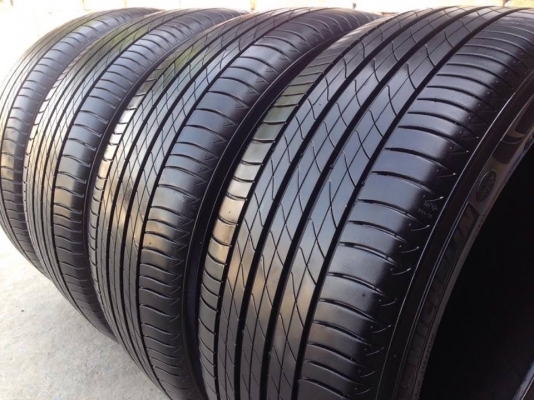 ยาง MICHELIN 225-50-17 ปี 16 ครบชุด 4 เส้น 8000  สภาพสวยๆไม่มีปะไม่บวมไม่กินข้าง ดอกยางเหลือเยอะเอาไปวิ่งกันใด้อีกยาวค่ะ