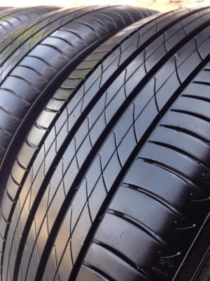 ยาง MICHELIN 225-50-17 ปี 16 ครบชุด 4 เส้น 8000  สภาพสวยๆไม่มีปะไม่บวมไม่กินข้าง ดอกยางเหลือเยอะเอาไปวิ่งกันใด้อีกยาวค่ะ