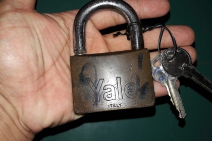 ขายแม่กุญแจทองเหลืองแท้ขนาด60MM.YALEMade in Italyงานเก่าสภาพใช้งาน