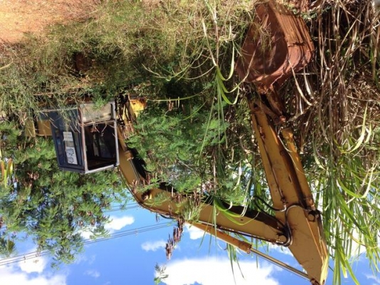 KOMATSU 200 -3  รถตามภาพ  พร้อมใช้งาน  (รถจอดแบตเตอรีใส่ พร้อมใช้)  ราคา  400,000  บาท