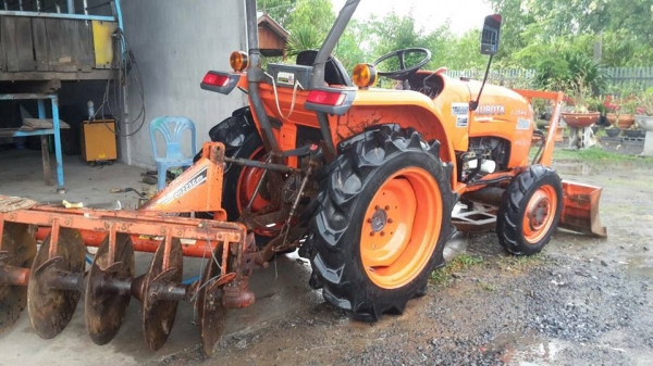 ขายรถแทรคเตอร์คูโบต้า L3008ทำงาน1,219ชม. ปี55 อุปกรณ์ใบดันหน้า ผานหลัง สภาพเดิมช่วงล่างดี