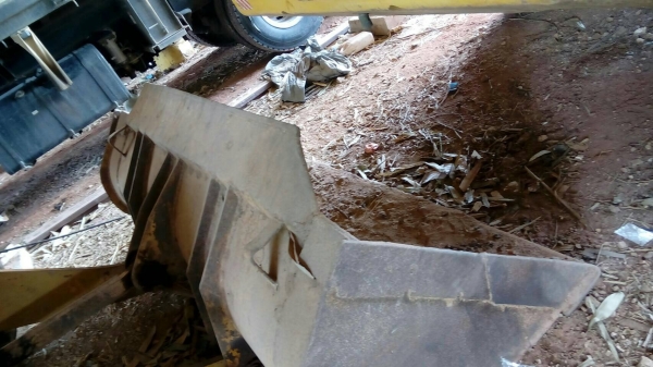 รถตักKOMATSU 510...กรองคู่ จอดไว้หลายวันที่โรงจอด แบตเสีย..รถมีเอกสารอินวอยล์