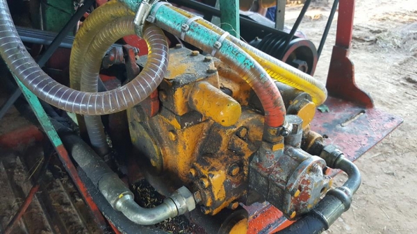 ขายรถเกี่ยวข้าวไทยเจริญ เครื่อง HINOJO8C 220แรง ช่วงล่าง12ปั๊ม23 สภาพเช็คพร้อมลงงาน โซ่ใหม่ลงได้400ไร่