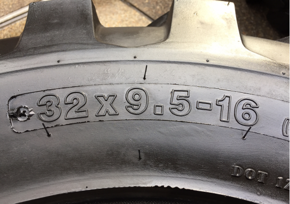 ยาง King Cobra 32 9.5 R16 สิ้นปี13 ไม่มีปะ พร้อมใช้งาน ราคาไม่แพง