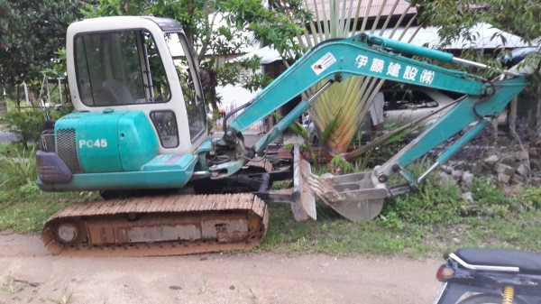 ขายรถแบคโฮ KOMATSU PC40-7 เอกสารเล่มทะเบียน ราคา 450000