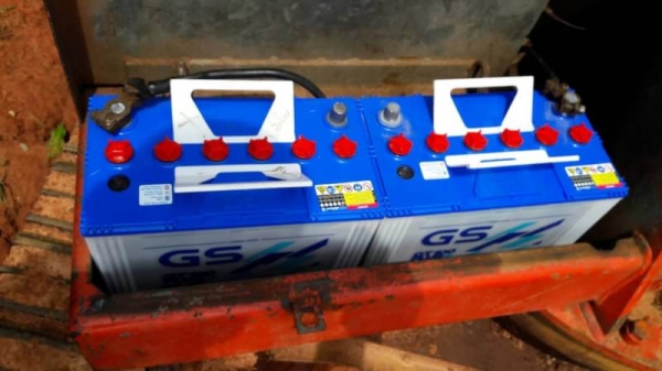 ขาย 195,000 Hitachi (UH025-60)  เครื่องดี โช่หนา เอวเเน่น ปั้มแรง  รถอยู่ จ.สกลนคร 090-772-3710 090-772-3708