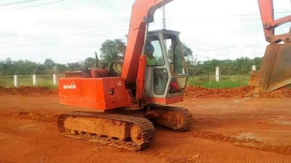 ขาย 195,000 Hitachi (UH025-60)  เครื่องดี โช่หนา เอวเเน่น ปั้มแรง  รถอยู่ จ.สกลนคร 090-772-3710 090-772-3708