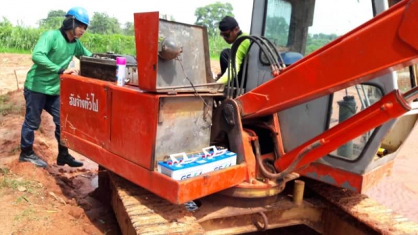 ขาย 195,000 Hitachi (UH025-60)  เครื่องดี โช่หนา เอวเเน่น ปั้มแรง  รถอยู่ จ.สกลนคร 090-772-3710 090-772-3708