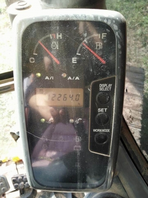 ขาย 1,290.000 HITACHI ZX200-1 ทำงาน 12,xxx ชม.เครื่องดี ปั้มแรง ไฟฟ้าครบ เปลี่ยน โช่ใหม่ เอวให้ใหม่ เอกสารเล่มทะเบียน  รถอยู่ จ.มหาสารคาม  090-772-3710 090-772-3708