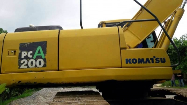 ขาย 1,380,000 KOMATSU  pc 200-7 ทำงาน 13,xxx ชั่วโมง เครื่องดี โช่หนา เอวแน่น ปั้มดีไฟฟ้าครบ  เอกสารเล่มทะเบียน รถอยู่ จ.ลำปาง  090-772-3710 090-772-3708