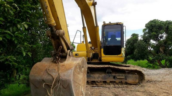 ขาย 1,380,000 KOMATSU  pc 200-7 ทำงาน 13,xxx ชั่วโมง เครื่องดี โช่หนา เอวแน่น ปั้มดีไฟฟ้าครบ  เอกสารเล่มทะเบียน รถอยู่ จ.ลำปาง  090-772-3710 090-772-3708