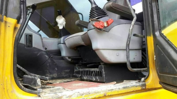 ขาย 1,380,000 KOMATSU  pc 200-7 ทำงาน 13,xxx ชั่วโมง เครื่องดี โช่หนา เอวแน่น ปั้มดีไฟฟ้าครบ  เอกสารเล่มทะเบียน รถอยู่ จ.ลำปาง  090-772-3710 090-772-3708