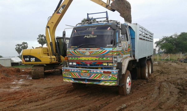 ขายสิ้บล้อ240Rแท้เครื่องเดิมเกียรเดิม รถวิ่งงานทุกวัน