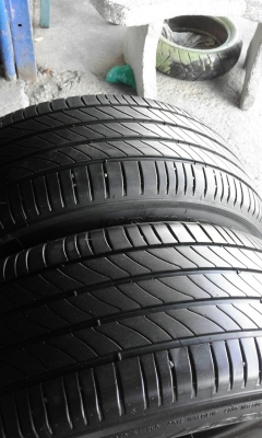 235/60R16  MICHELIN สวยๆ  มี 2 เส้น  tel. 081-427-3941