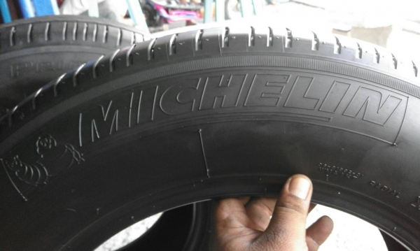 235/60R16  MICHELIN สวยๆ  มี 2 เส้น  tel. 081-427-3941