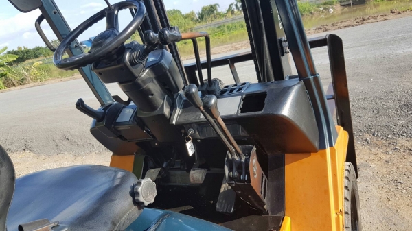 ขายด่วนรถยก TOYOTA 7FG25ยก2.5ตันยกสุงได้3เมตรเคื่องตัวใหม่4สูบชั่วโม่งทำงานน้อยยางตัน4เส้นรถนอกเพิ่งเข้ามายังไม่เคยใช้งานในเมืองไทยเลย