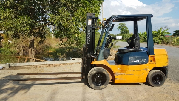 ขายด่วนรถยก TOYOTA 7FG25ยก2.5ตันยกสุงได้3เมตรเคื่องตัวใหม่4สูบชั่วโม่งทำงานน้อยยางตัน4เส้นรถนอกเพิ่งเข้ามายังไม่เคยใช้งานในเมืองไทยเลย