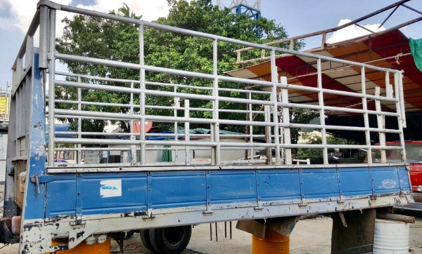กระบะบรรทุกพร้อมคอก เหล็กอย่างหนาพี้นไม้ใส่ Isuzu NPR