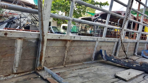 กระบะบรรทุกพร้อมคอก เหล็กอย่างหนาพี้นไม้ใส่ Isuzu NPR