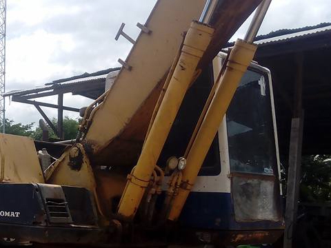 **470,000 บ.ต่อรอง/// แบคโฮ KOMATSU PC200-5 คอนโทรลยาว ไฟครบ เครื่อง+ปั้ม เดิม แรงดี บูมอาร์มดี บุ้งกี๋ได้ เอวแน่น ช่วงล่าง70\% โซ่ดีแทร็กครบ เฟรมพอได้ ใช้งานปกติ พร้อมใช้ เอกสารใบแจ้งจำหน่าย ขายตามสภาพ **ขาย KOMATSU PC200-5 แบคโฮพิมพ์นิยม สภาพดี พร้อมใช้