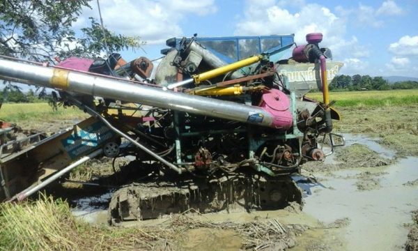 ขายรถเกี่ยวข้าว ส.ทวี ช่วงล่าง12ปั๊ม22เครื่อง195เทอร์โบว์ อุ้ม2.5ตัน รถกำลังทำงาน ขายรถเกี่ยวข้าว ส.ทวี ช่วงล่าง12ปั๊ม22เครื่อง195เทอร์โบว์ อุ้ม2.5ตัน รถกำลังทำงาน