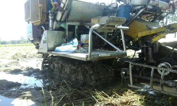 ขายรถเกี่ยวข้าว ส.ทวี ช่วงล่าง12ปั๊ม22เครื่อง195เทอร์โบว์ อุ้ม2.5ตัน รถกำลังทำงาน ขายรถเกี่ยวข้าว ส.ทวี ช่วงล่าง12ปั๊ม22เครื่อง195เทอร์โบว์ อุ้ม2.5ตัน รถกำลังทำงาน