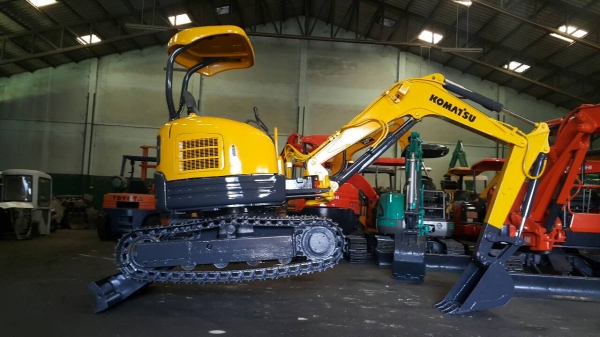 ขาย รถขุด KOMATSU รุ่น PC30FR มือสองญี่ปุ่น แทรกเหล็กสวย สลัก บูท เอวแน่น 100\% ทั้งคัน ปั้มนิ้ว ทำงานไว สวยมาก พร้อมใช้งาน มือถือ/LINE ID : 0818753444