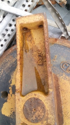 ขายล้อนำรถแมคโค CAT-320 -1-2-3 สภาพสวย ของแท้  ขายคู่ละ 8500 บาท