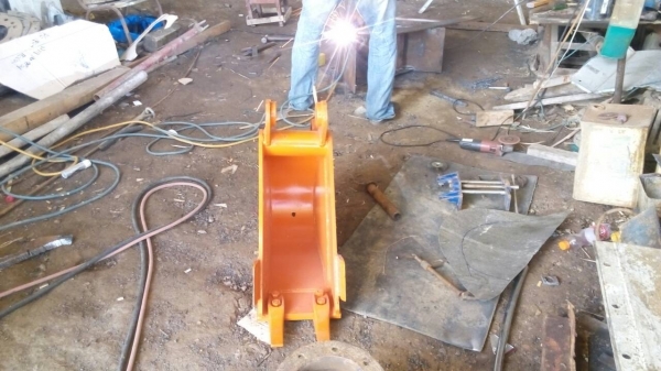 รับสั่งทำและขายบุ้งกี้ปากแคบสำหรับวางท่อปะปา และ บุ้งกี่ตักดินขึ้นสิบล้อขนาดกว้าง  โคมัสสุ คุโบต้า ยันม่าร์ ทุกรุ่น ขนาดแล้วแต่ลูกค้าต้องการ รับประกันความแข็งแรง