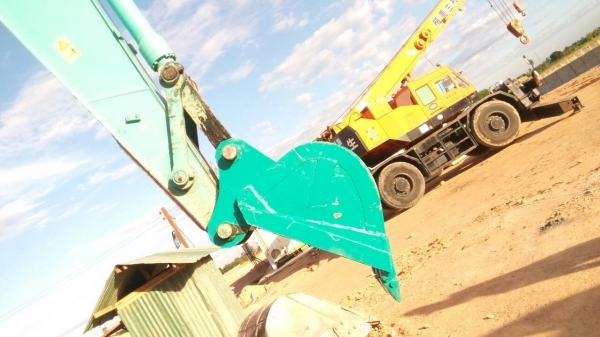 รับสั่งทำและขายบุ้งกี้ปากแคบสำหรับวางท่อปะปา และ บุ้งกี่ตักดินขึ้นสิบล้อขนาดกว้าง  โคมัสสุ คุโบต้า ยันม่าร์ ทุกรุ่น ขนาดแล้วแต่ลูกค้าต้องการ รับประกันความแข็งแรง